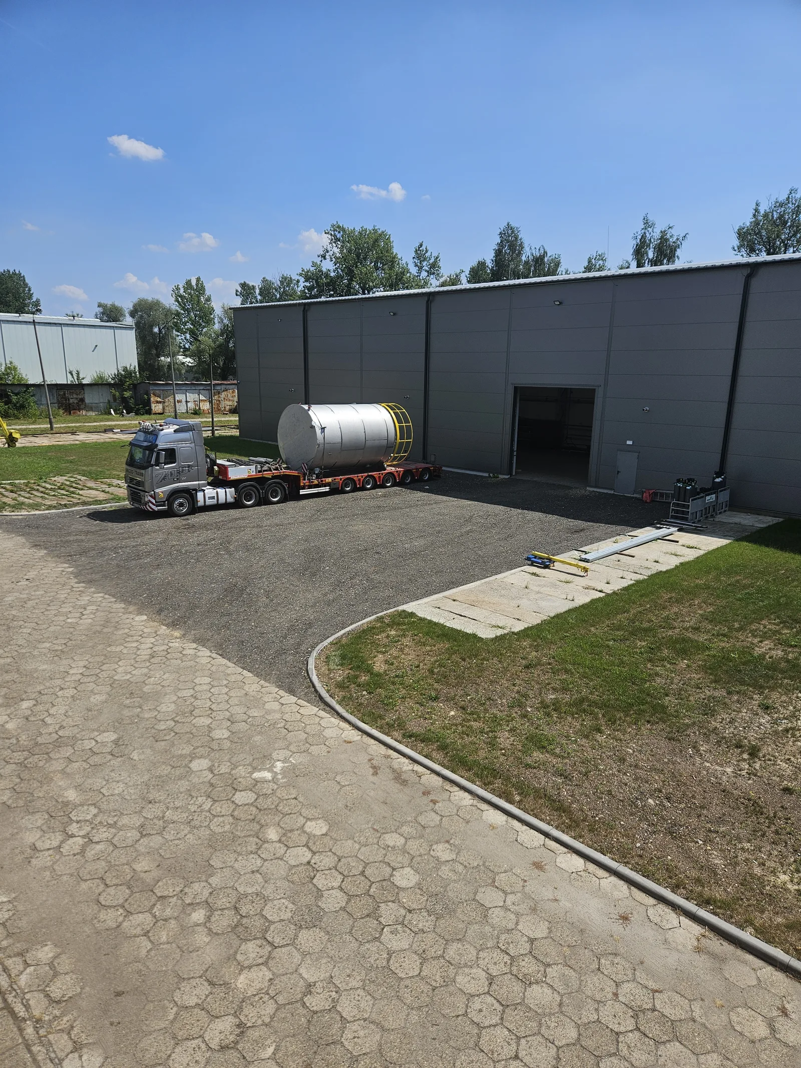 Silo dostarczane na plac zakładu
