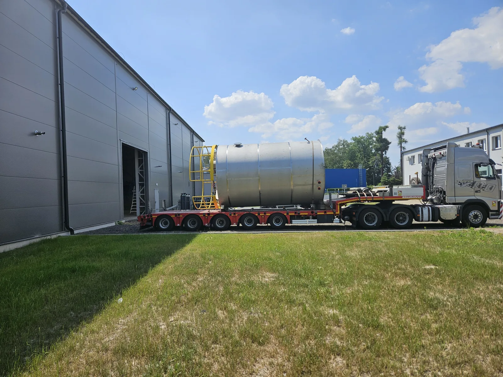 Transport zbiornika do hali produkcyjnej Montochem