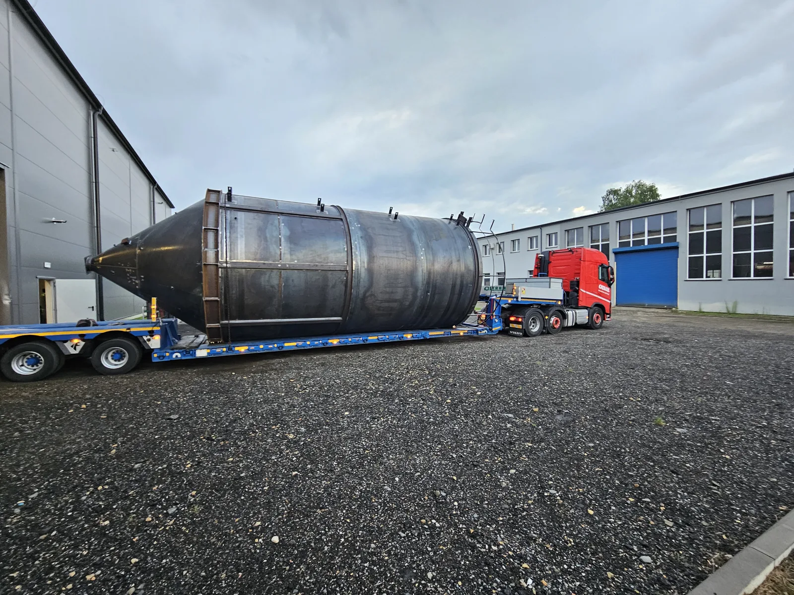 Silo transportowane w drodze do klienta