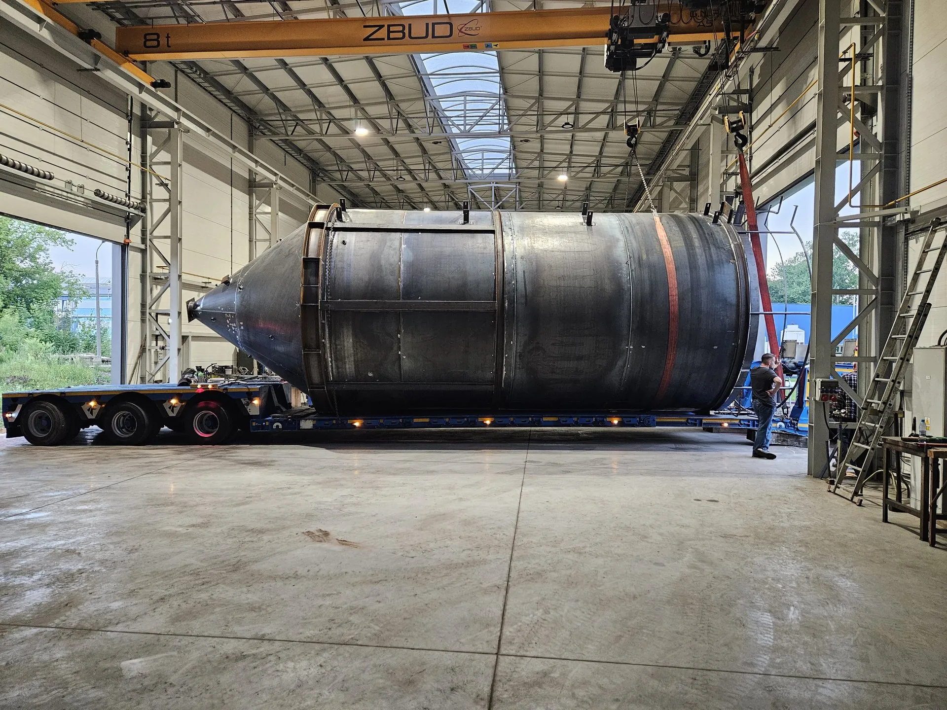 Transport zbiornika procesowego do hali produkcyjnej